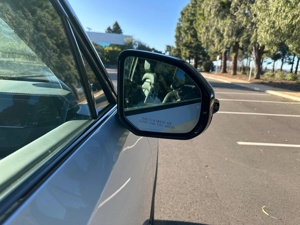 2025 Rivian R1S - Image 24 of 31