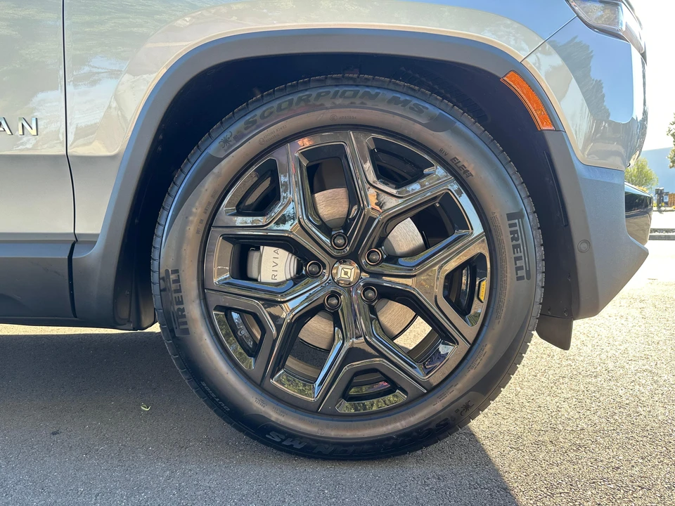 2025 Rivian R1S - Image 28 of 31