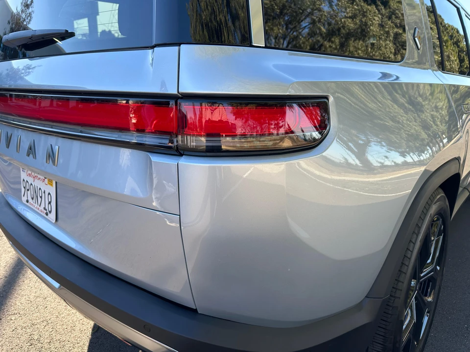 2025 Rivian R1S - Image 21 of 31