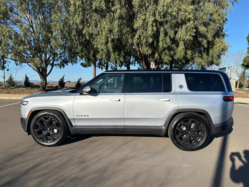 2025 Rivian R1S - Image 9 of 31