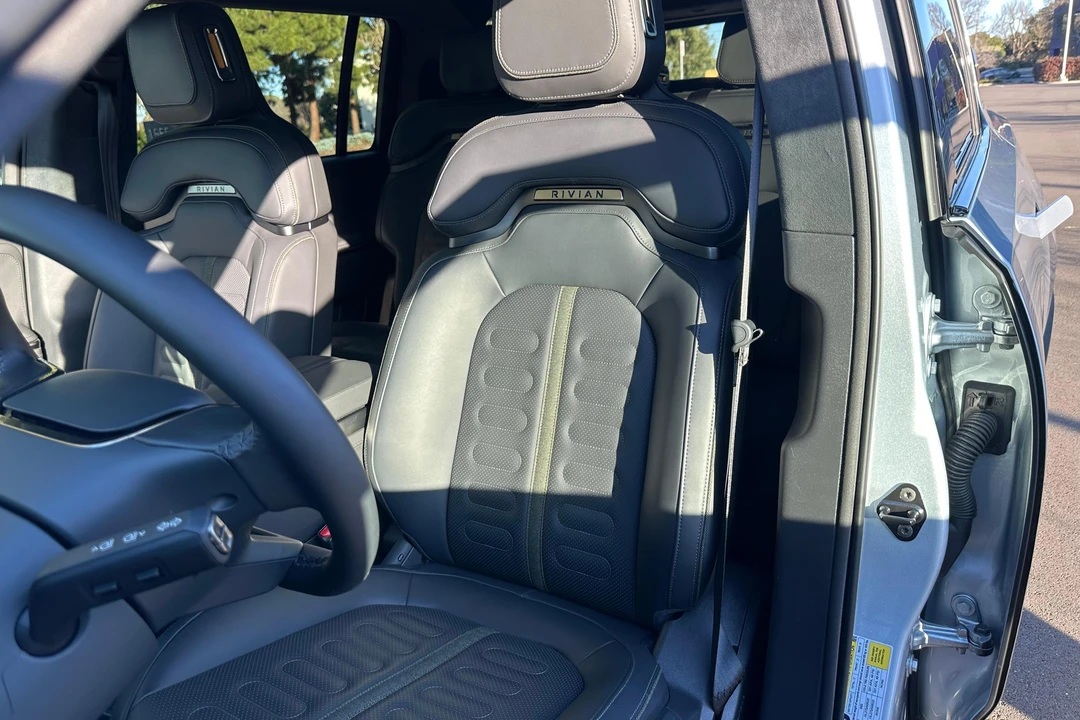 2025 Rivian R1S - Image 30 of 31