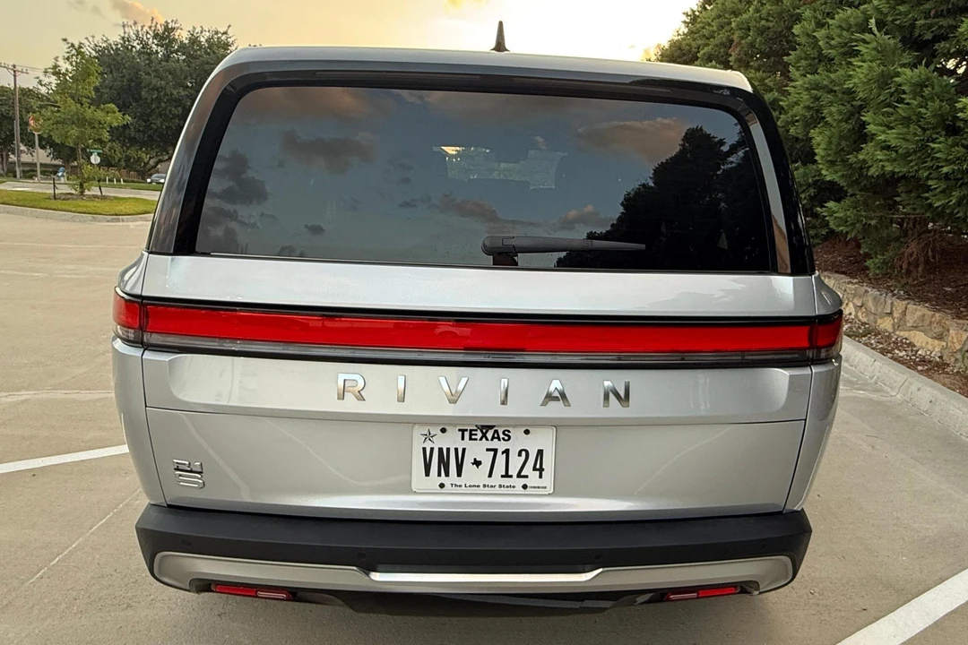 2025 Rivian R1S - Image 5 of 31