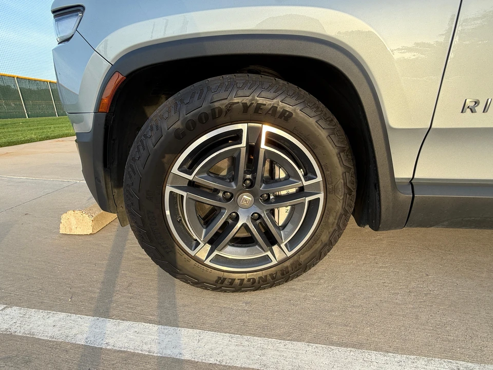 2025 Rivian R1S - Image 31 of 31