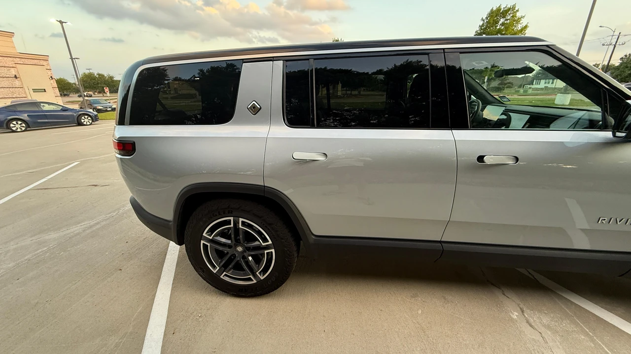 2025 Rivian R1S - Image 23 of 31