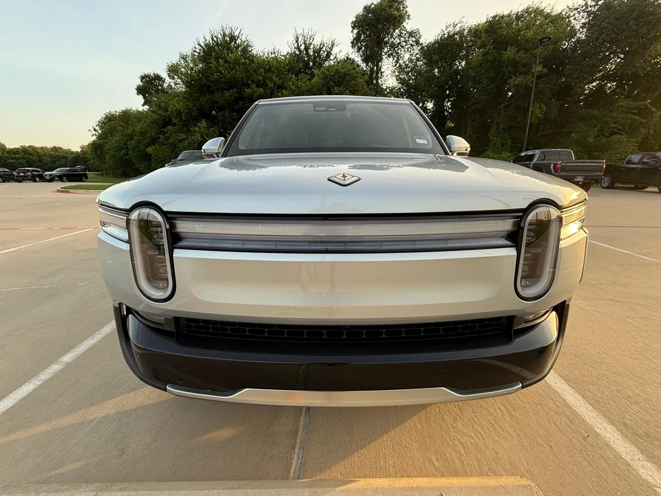 2025 Rivian R1S - Image 11 of 31
