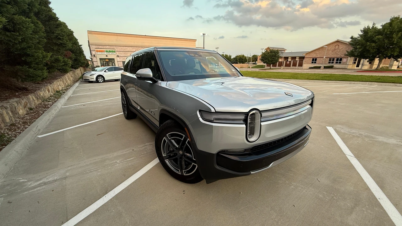 2025 Rivian R1S - Image 10 of 31