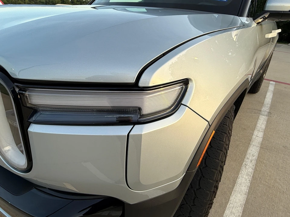 2025 Rivian R1S - Image 14 of 31