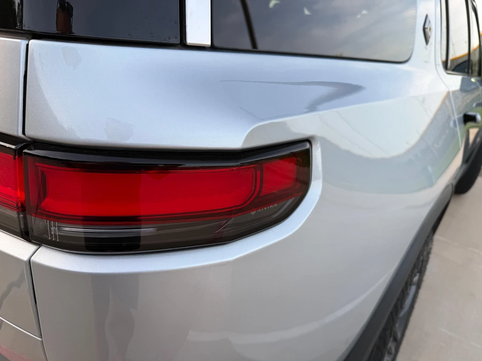 2025 Rivian R1S - Image 22 of 31