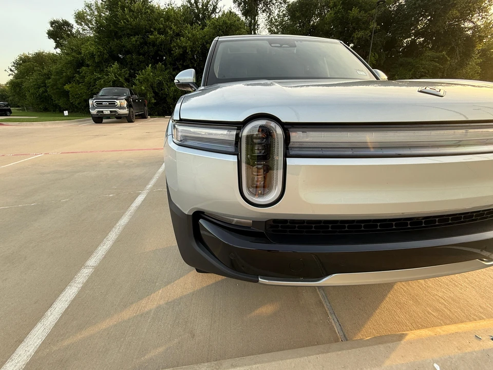2025 Rivian R1S - Image 12 of 31