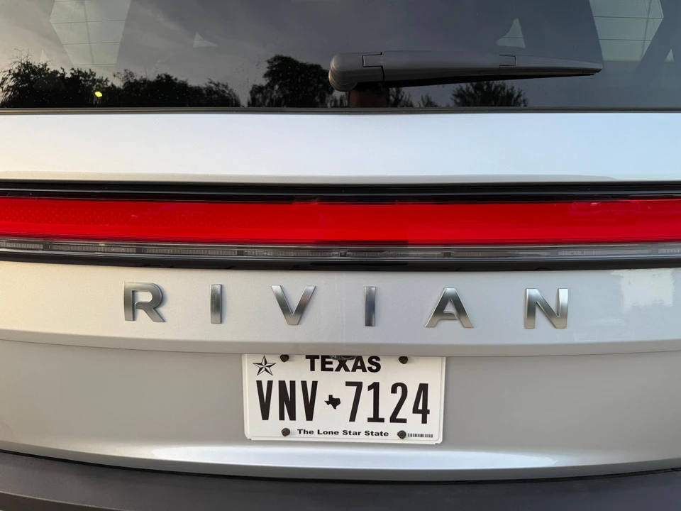 2025 Rivian R1S - Image 20 of 31