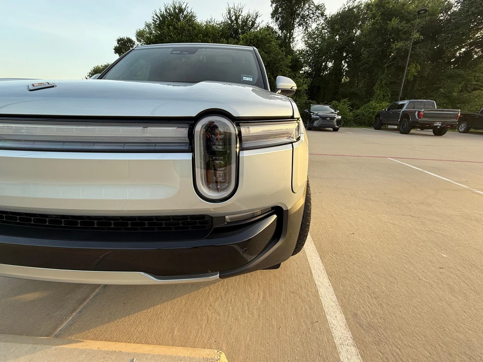 2025 Rivian R1S - Image 13 of 31