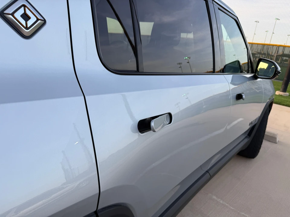 2025 Rivian R1S - Image 24 of 31