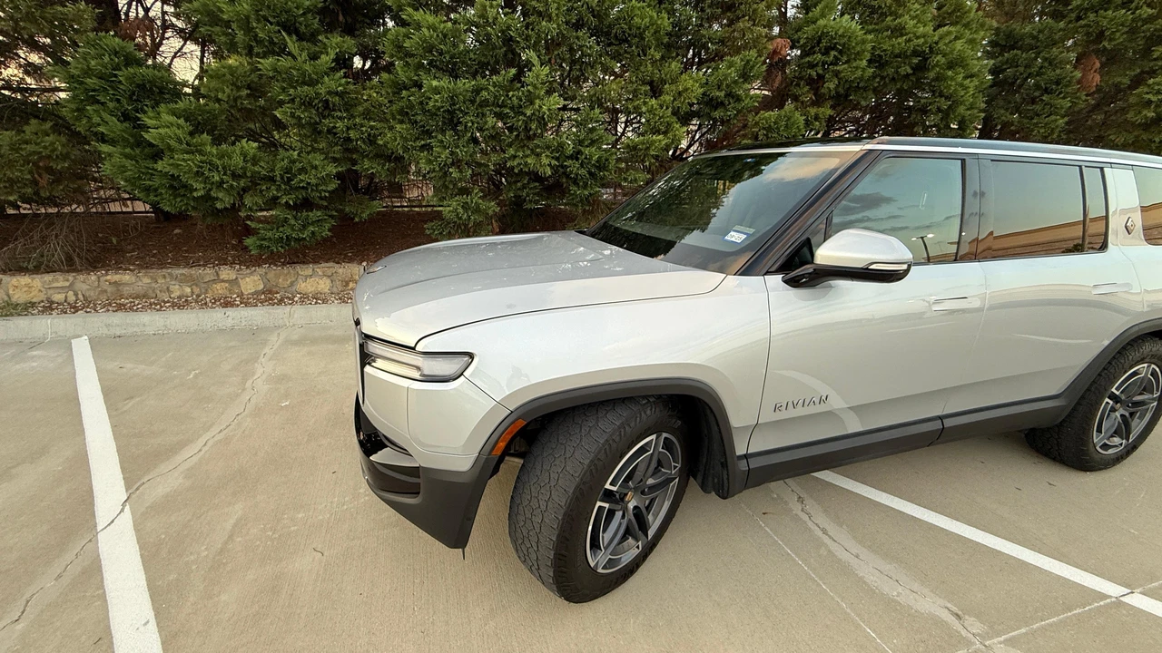 2025 Rivian R1S - Image 15 of 31