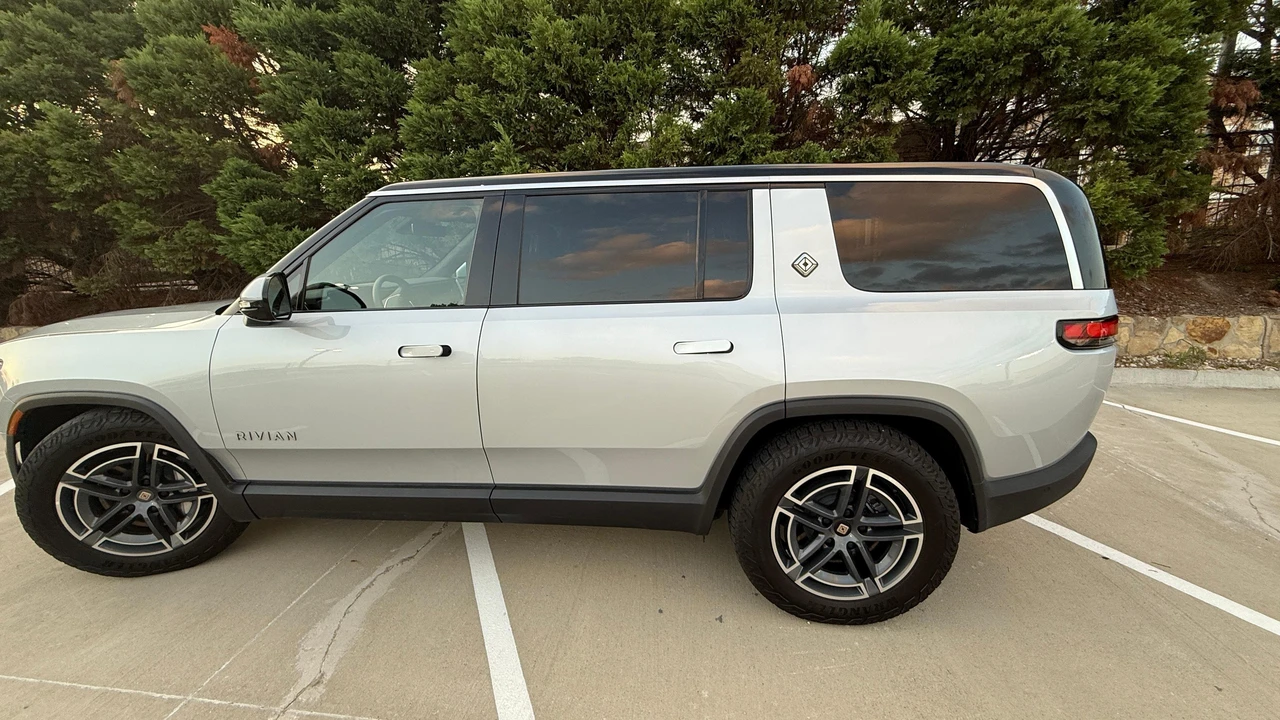 2025 Rivian R1S - Image 18 of 31