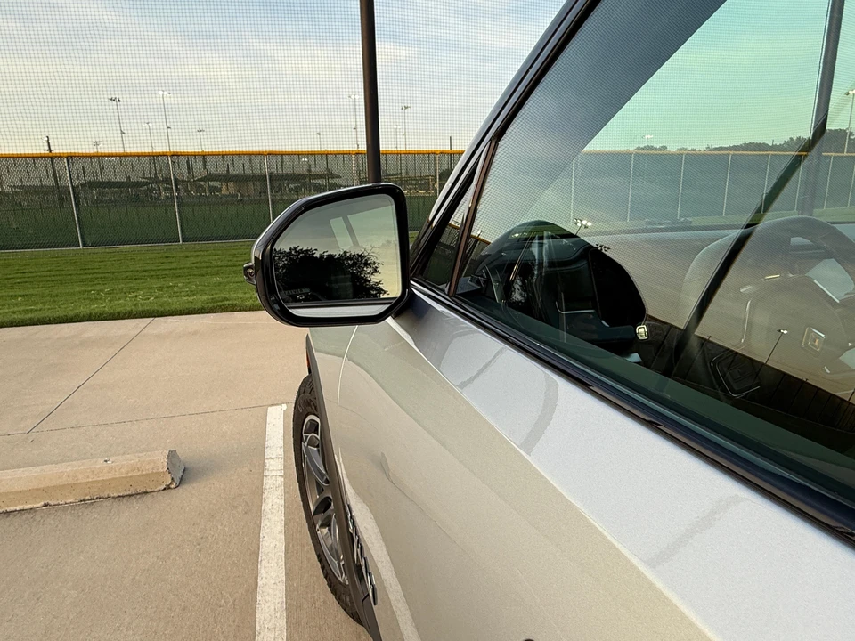 2025 Rivian R1S - Image 17 of 31