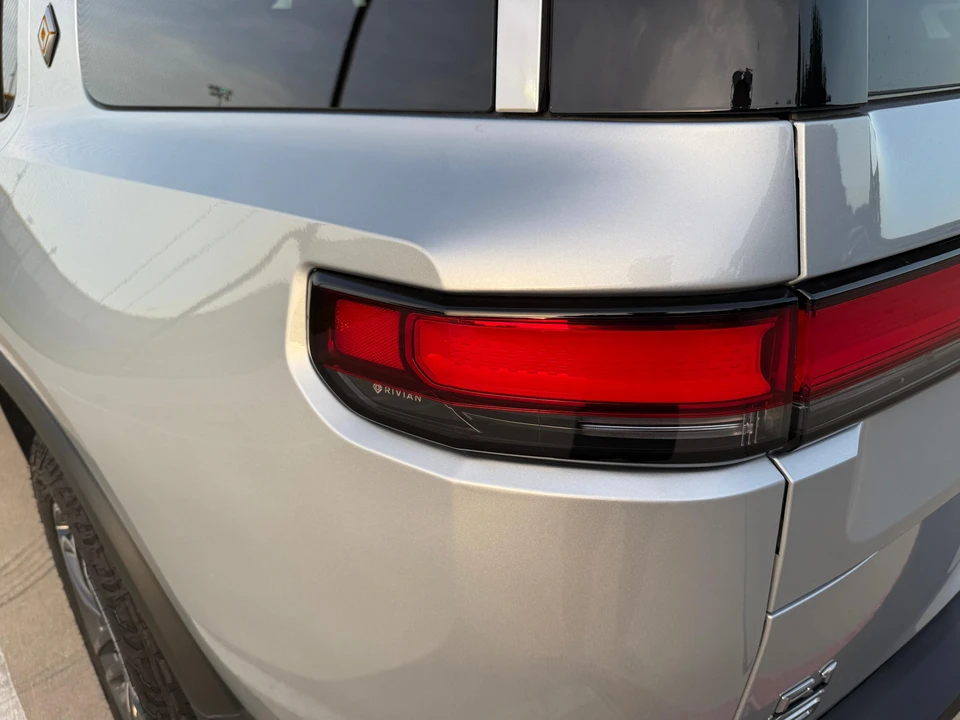 2025 Rivian R1S - Image 19 of 31