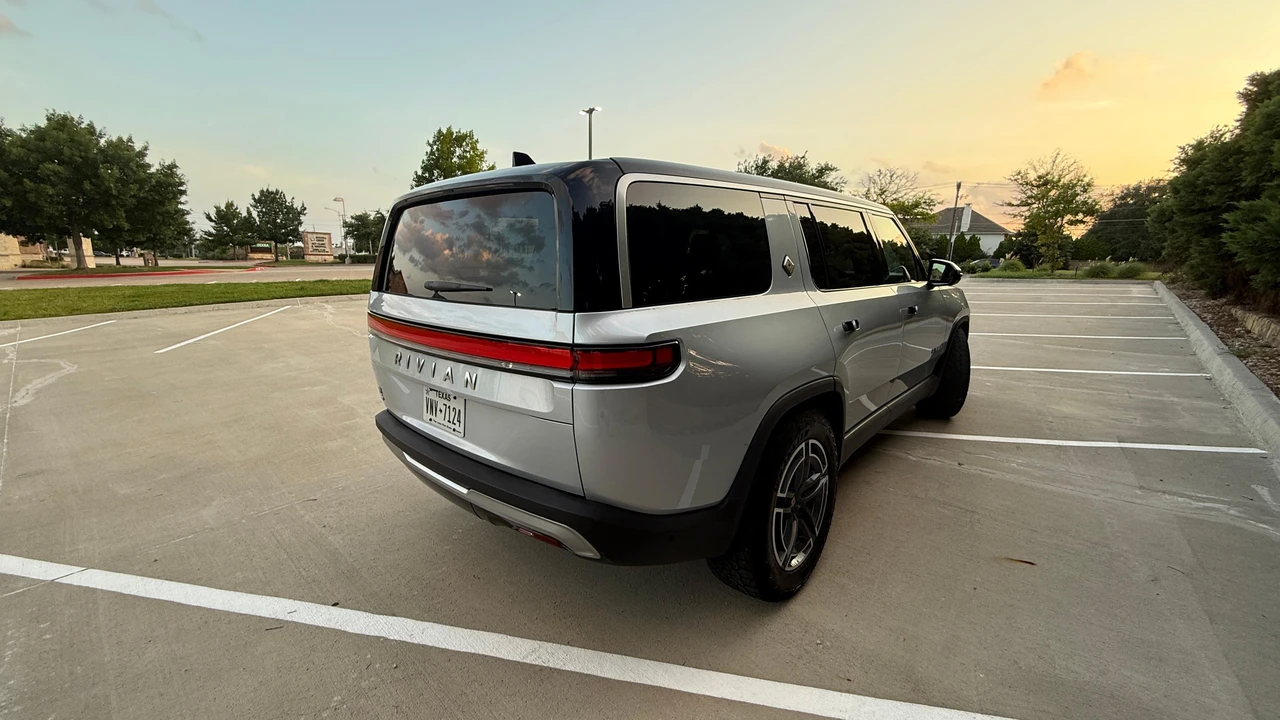 2025 Rivian R1S - Image 21 of 31