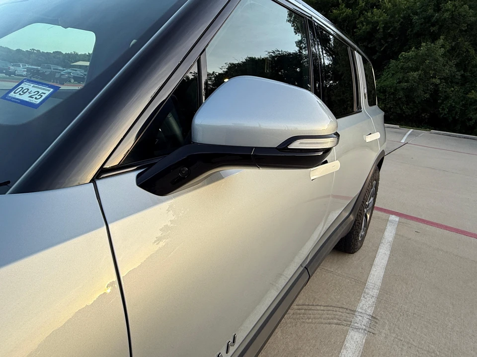 2025 Rivian R1S - Image 16 of 31