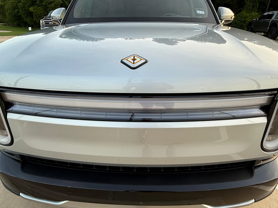 2025 Rivian R1S - Image 30 of 31