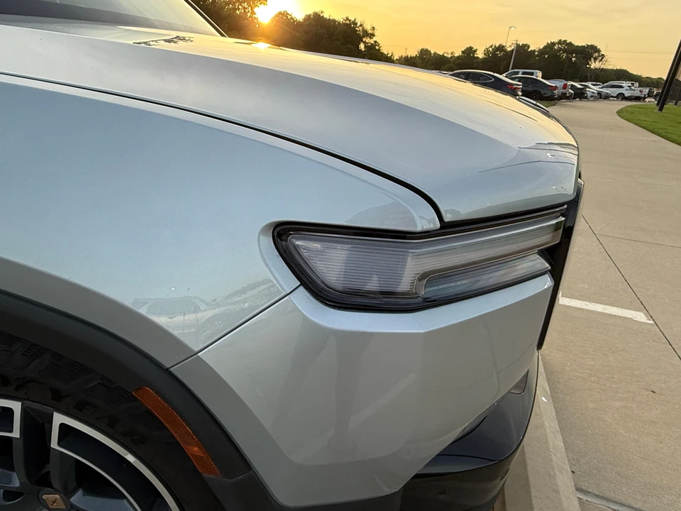 2025 Rivian R1S - Image 29 of 31