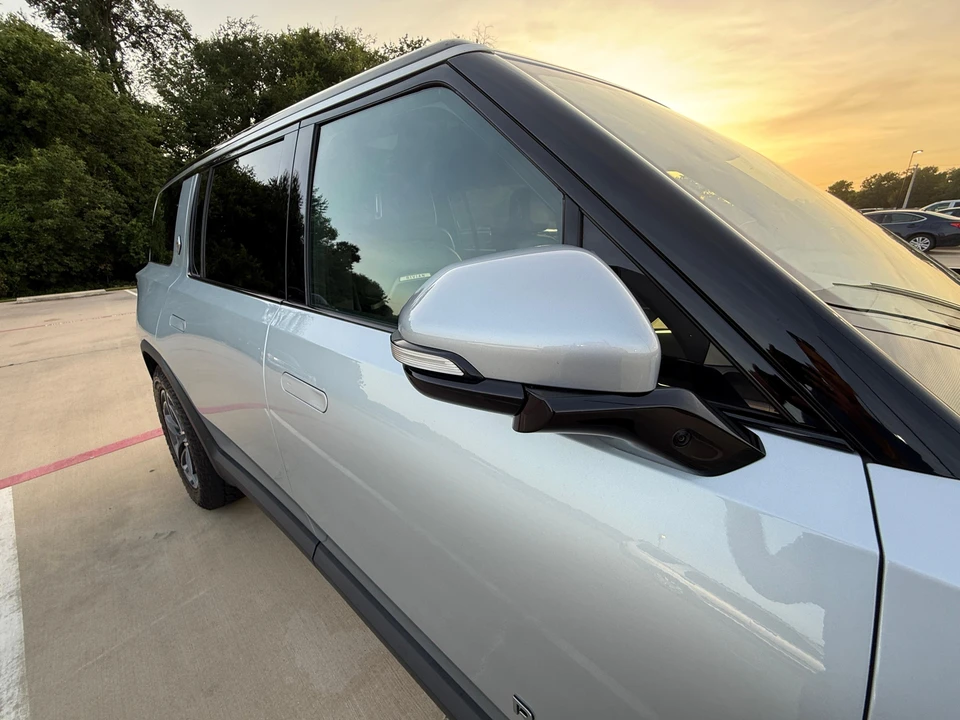 2025 Rivian R1S - Image 27 of 31