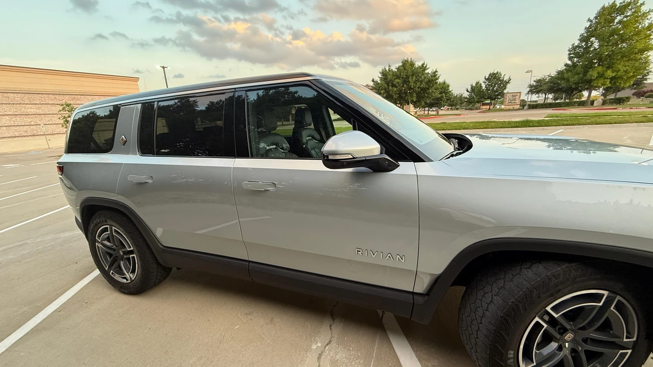 2025 Rivian R1S - Image 28 of 31