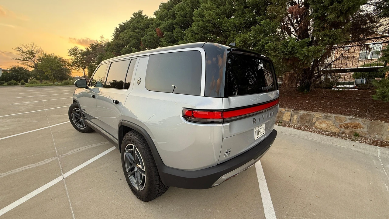 2025 Rivian R1S - Image 6 of 31
