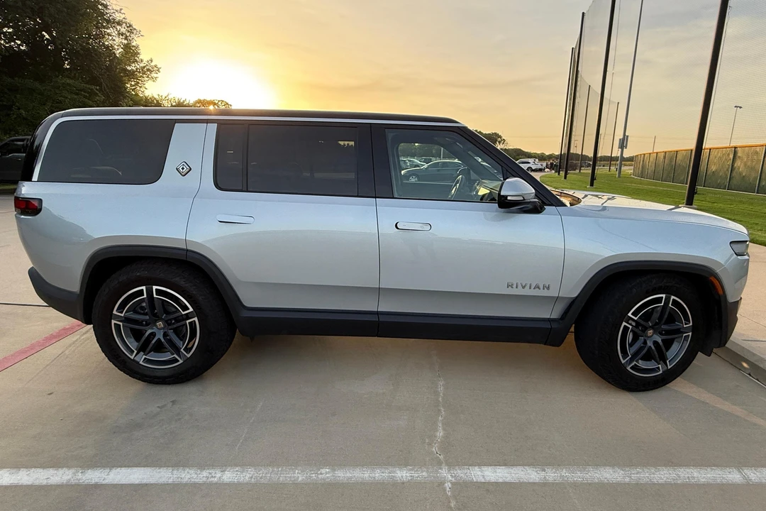 2025 Rivian R1S - Image 9 of 31