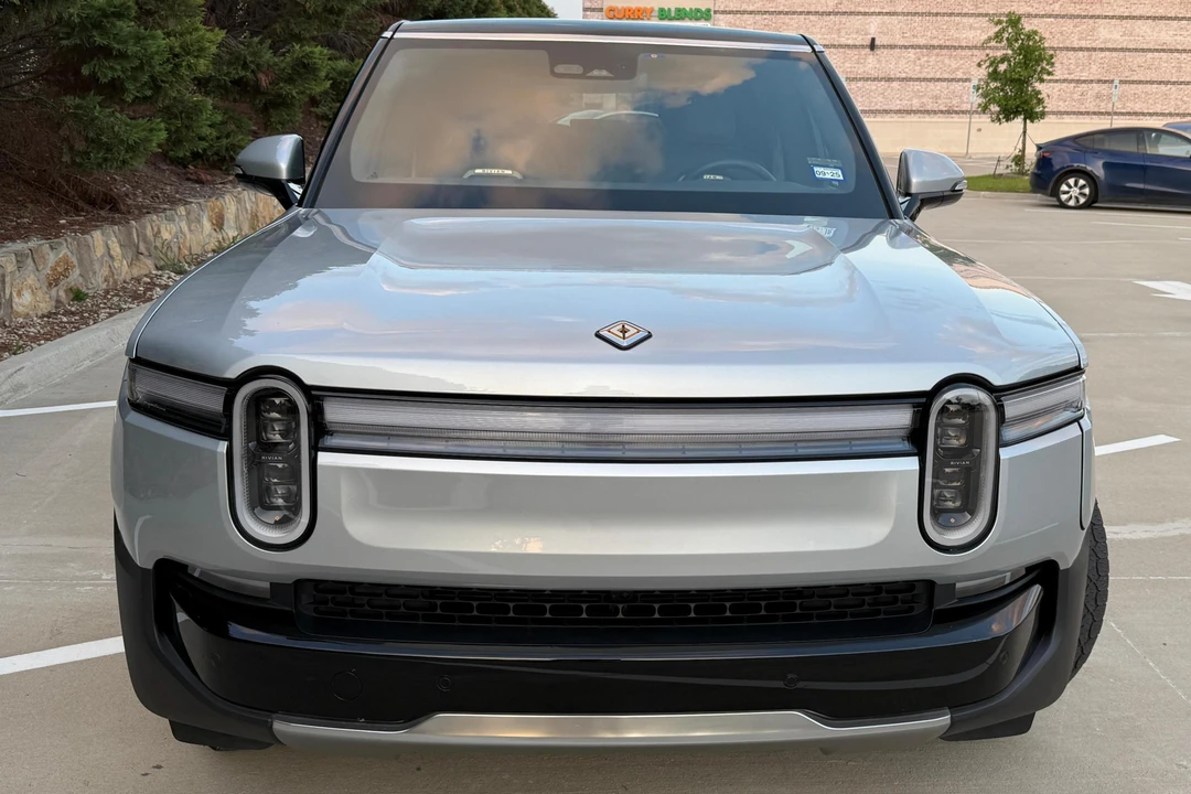 2025 Rivian R1S - Image 2 of 31