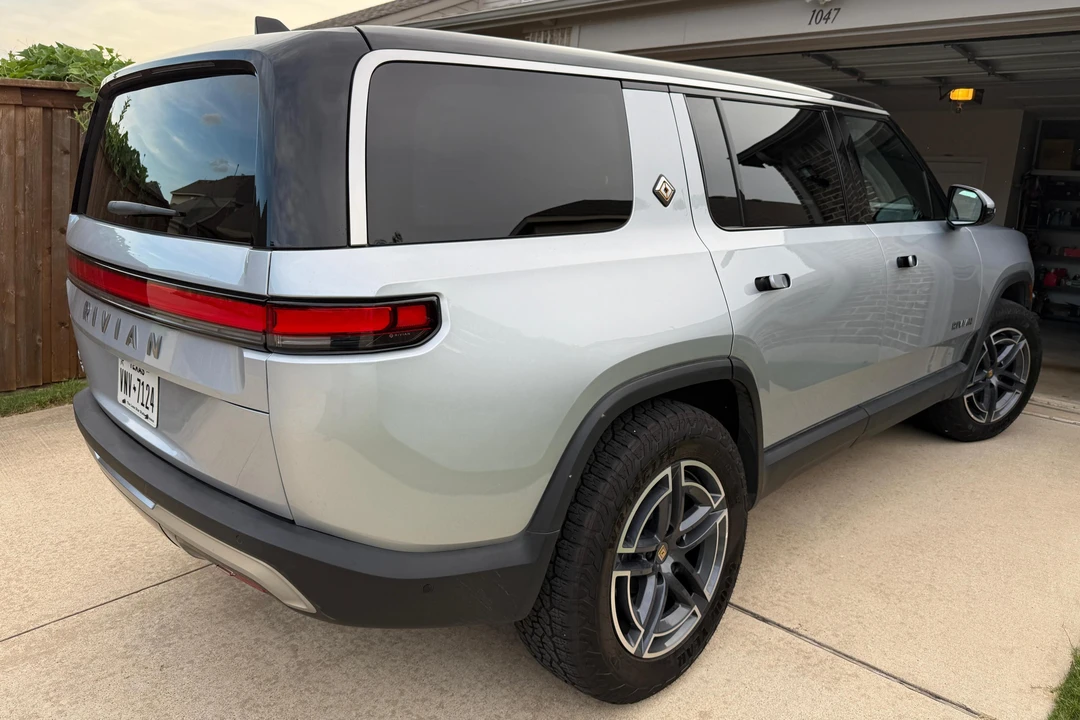 2025 Rivian R1S - Image 4 of 31