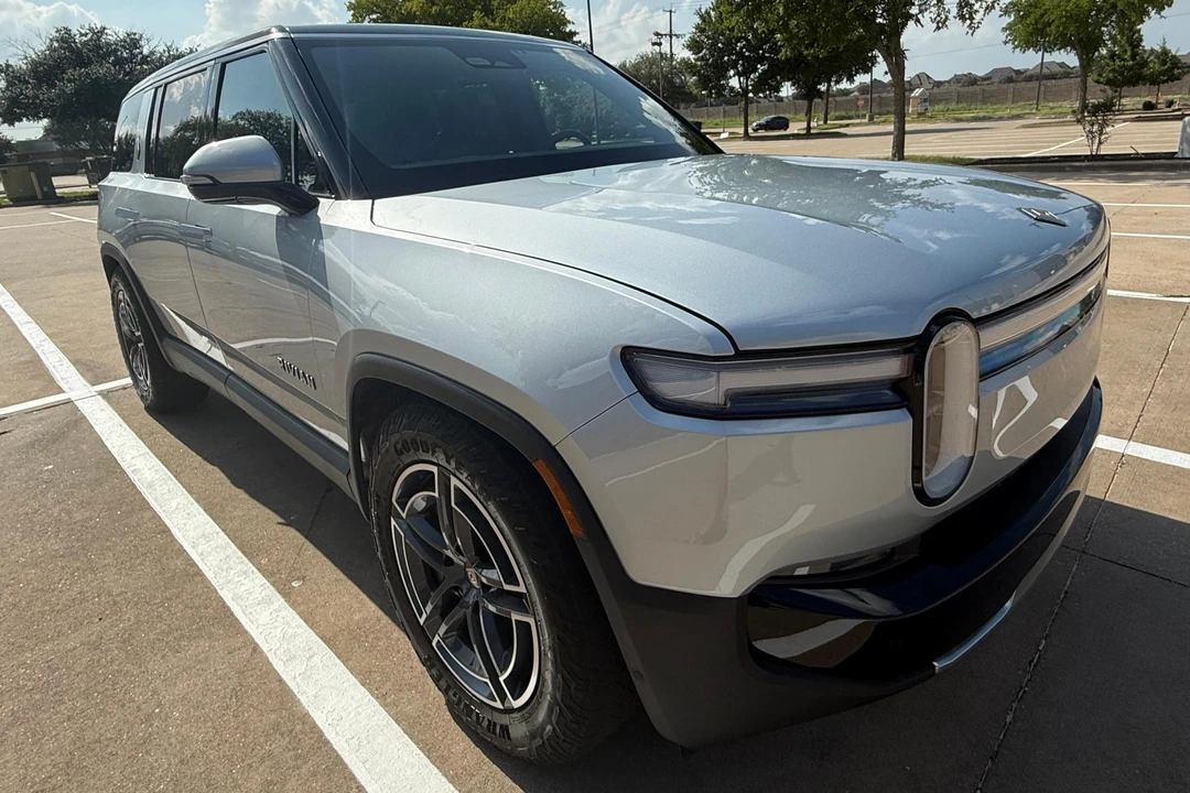 2025 Rivian R1S - Image 7 of 31