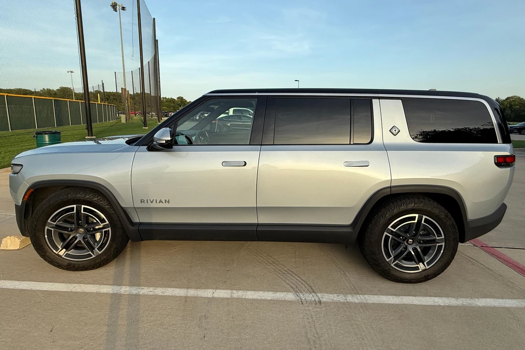 2025 Rivian R1S - Image 3 of 31