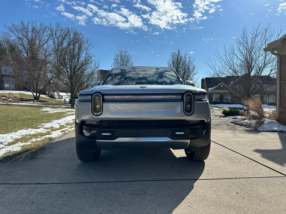 2025 Rivian R1S - Image 10 of 29