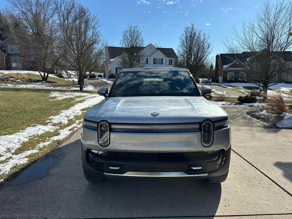 2025 Rivian R1S - Image 9 of 29