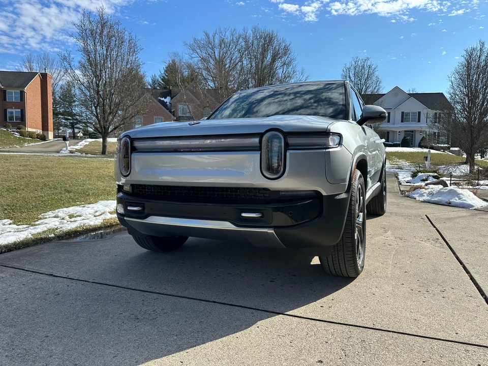 2025 Rivian R1S - Image 12 of 29