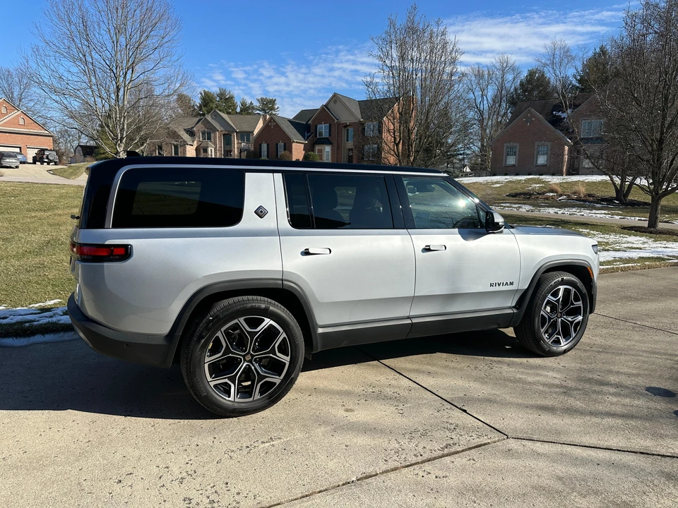 2025 Rivian R1S - Image 20 of 29
