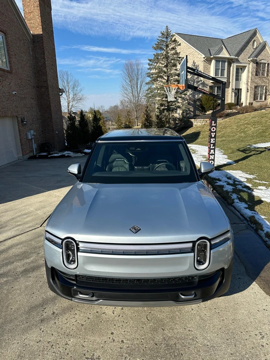 2025 Rivian R1S - Image 8 of 29