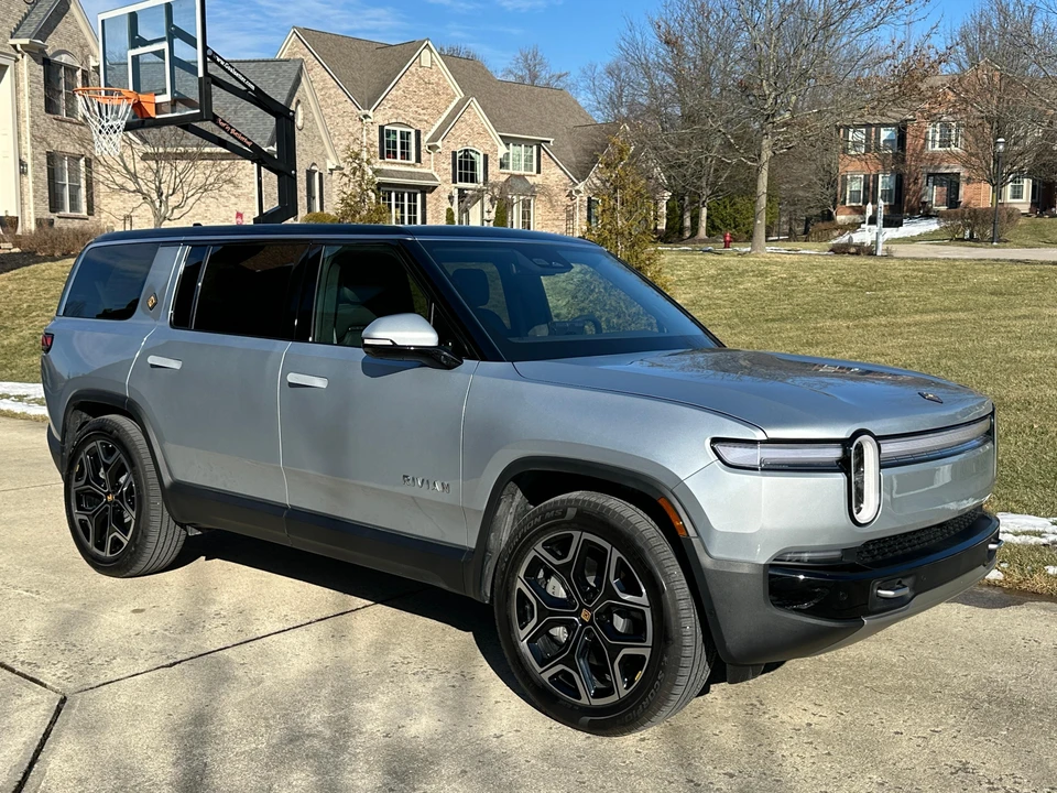 2025 Rivian R1S - Image 22 of 29