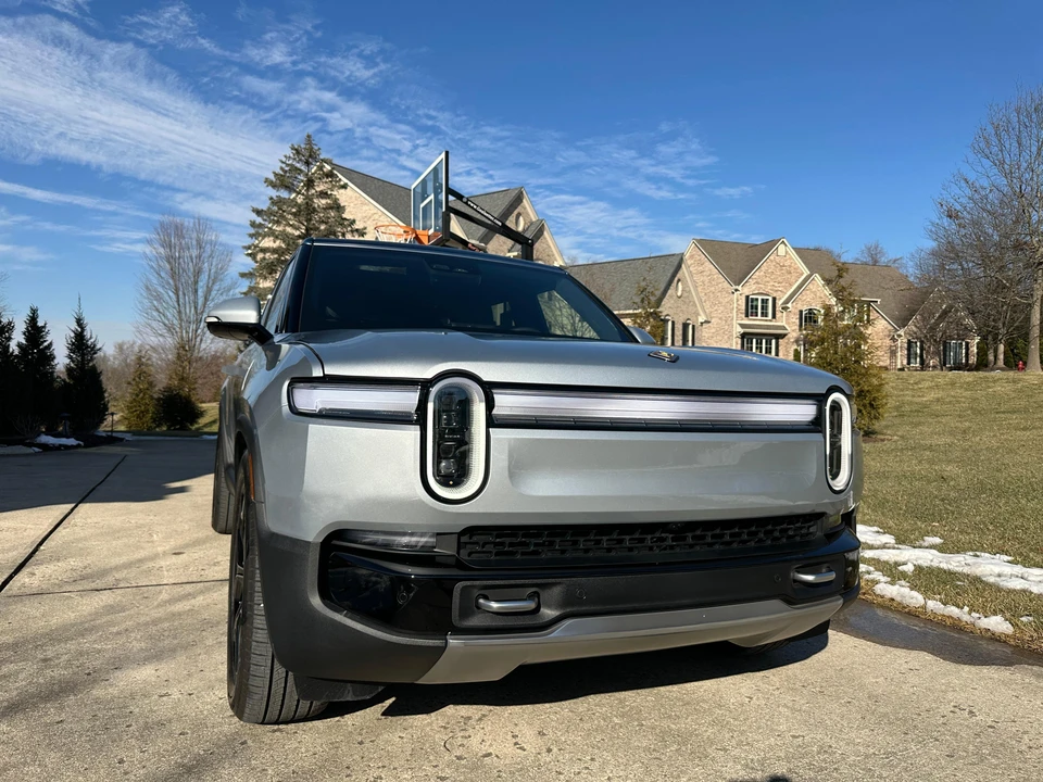 2025 Rivian R1S - Image 7 of 29