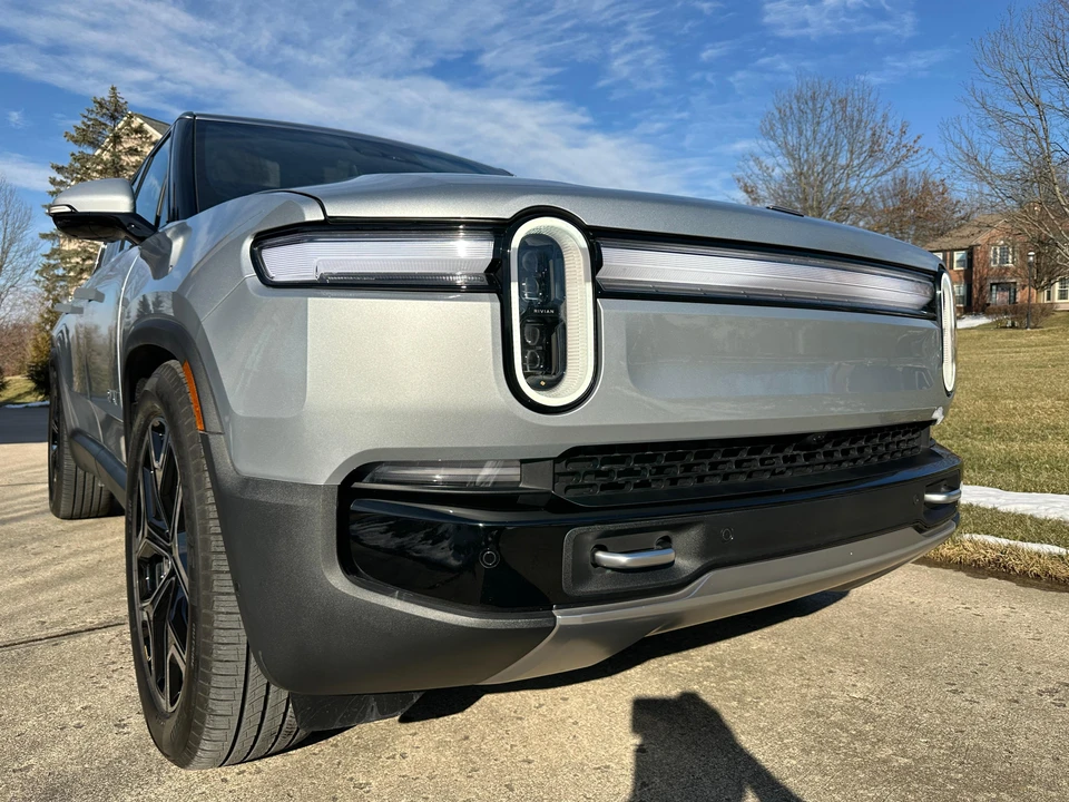 2025 Rivian R1S - Image 27 of 29