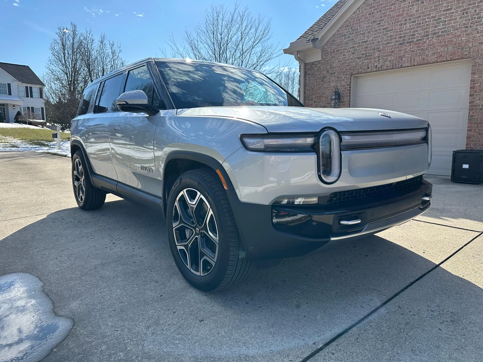2025 Rivian R1S - Image 25 of 29