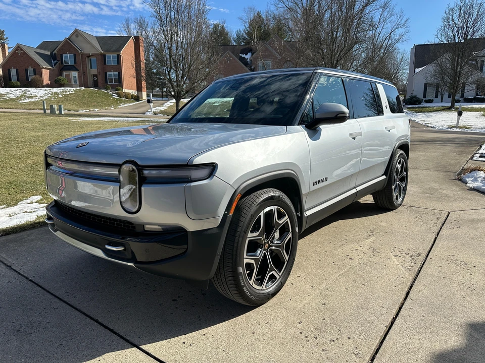 2025 Rivian R1S - Image 15 of 29