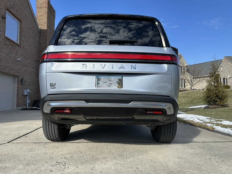 2025 Rivian R1S - Image 19 of 29