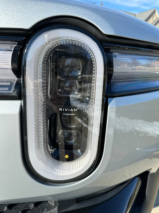 2025 Rivian R1S - Image 28 of 29