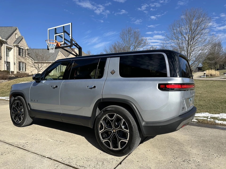 2025 Rivian R1S - Image 18 of 29