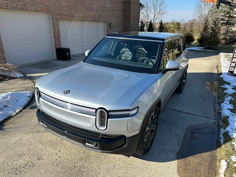 2025 Rivian R1S - Image 13 of 29