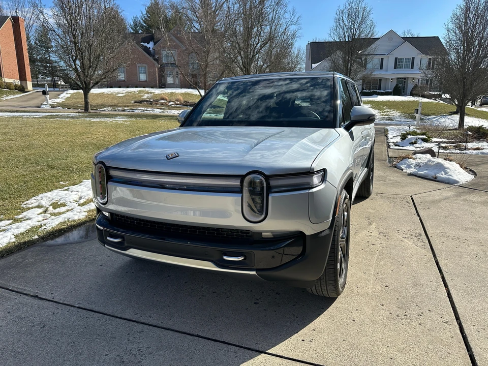 2025 Rivian R1S - Image 11 of 29