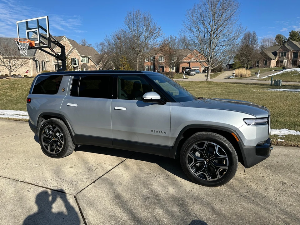 2025 Rivian R1S - Image 21 of 29