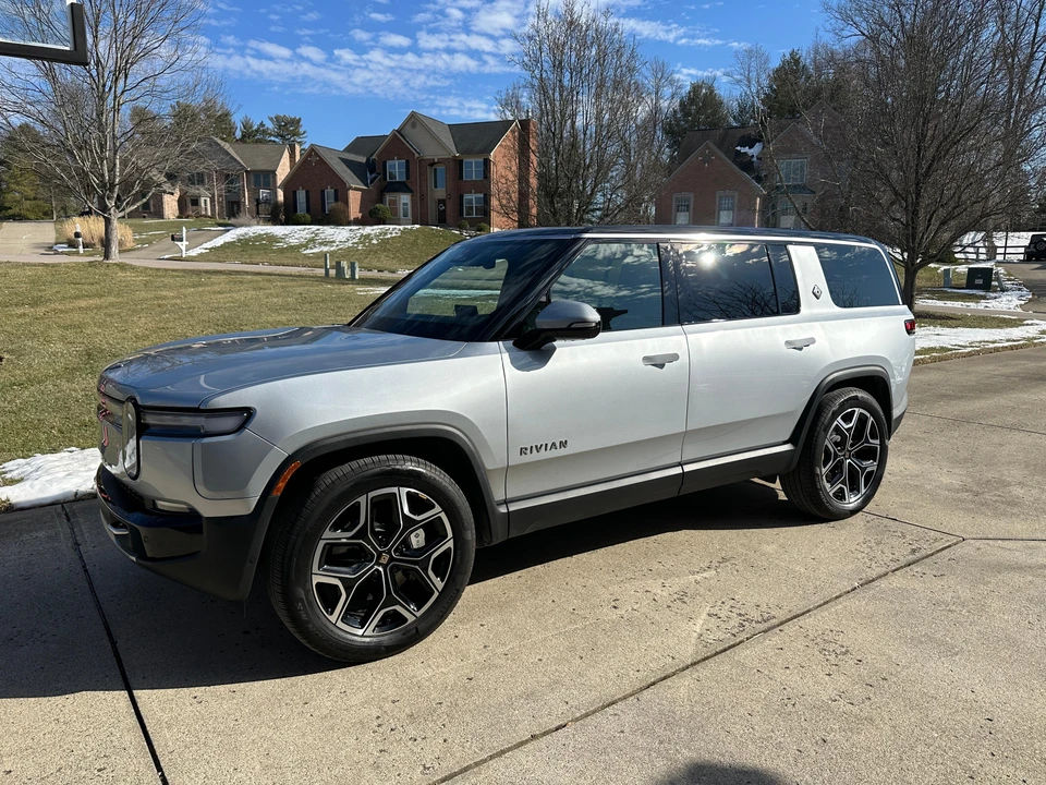 2025 Rivian R1S - Image 16 of 29