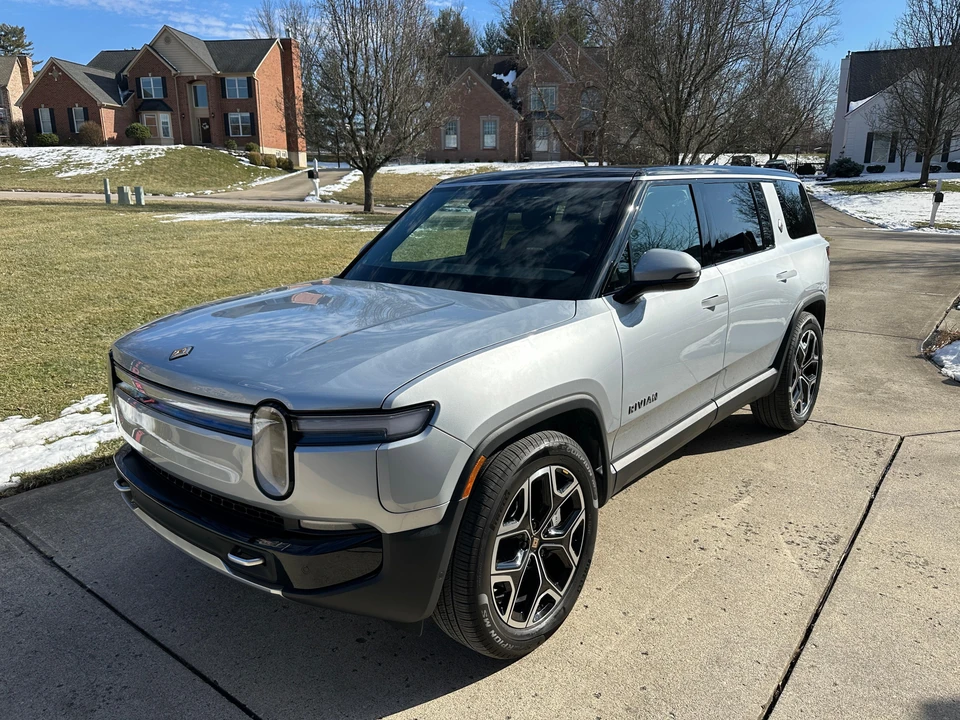 2025 Rivian R1S - Image 14 of 29